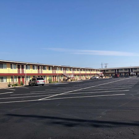 Super 8 By Wyndham Ontario Motel Exterior photo