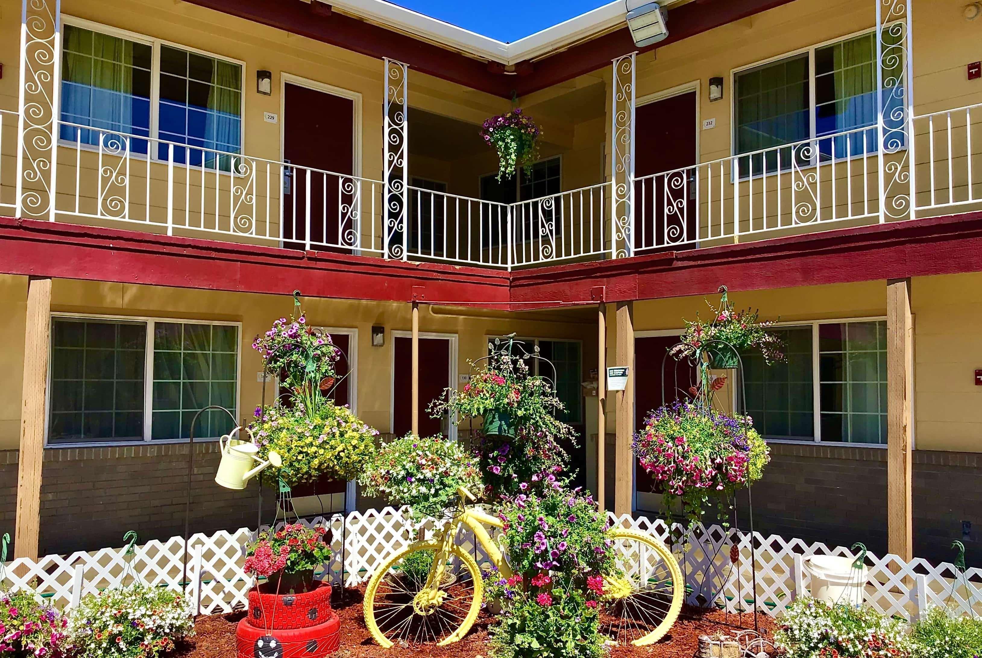 Super 8 By Wyndham Ontario Motel Exterior photo